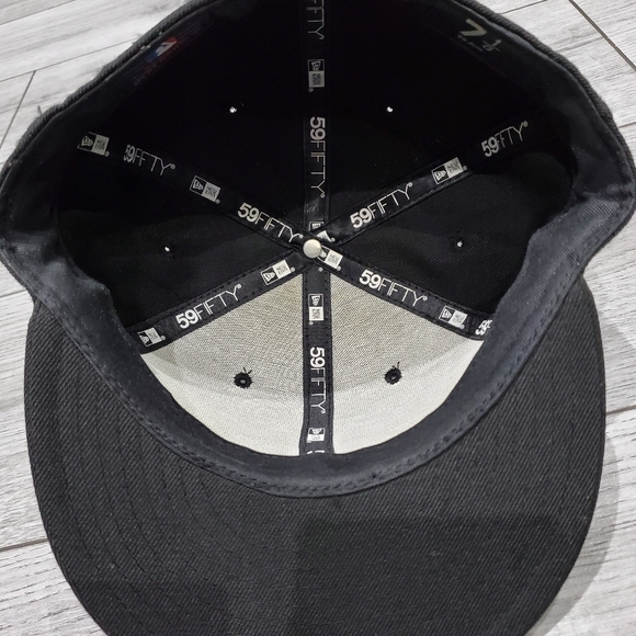 Selling Black & White New York Yankees Baseball Cap Size 7 1/8 - Picture 8 of 10